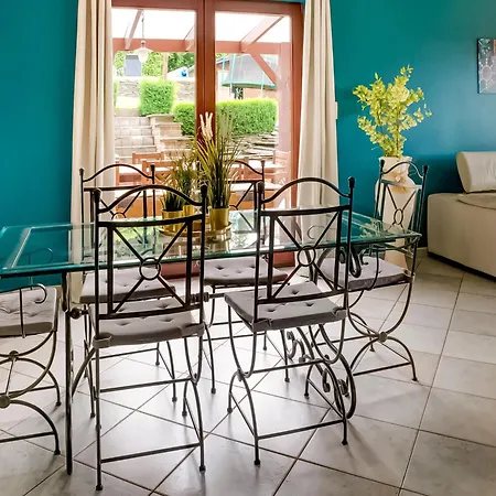 Family Escape With Pool Willa Filot