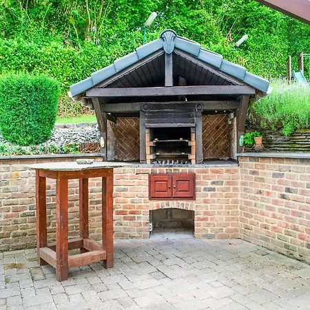 Family Escape With Pool Willa